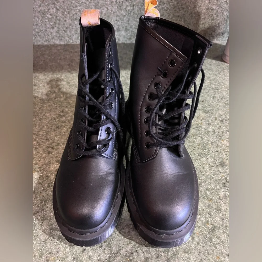 Dr. Martens Excellent Used Condition Doc Marten Black Combat Boots Size 7 - Picture 3 of 3
